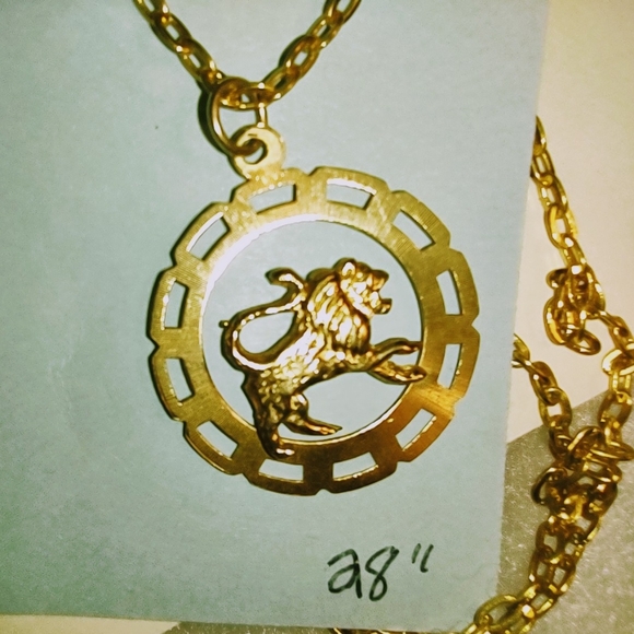 14k Gold Lion Pendant - Picture 7 of 10